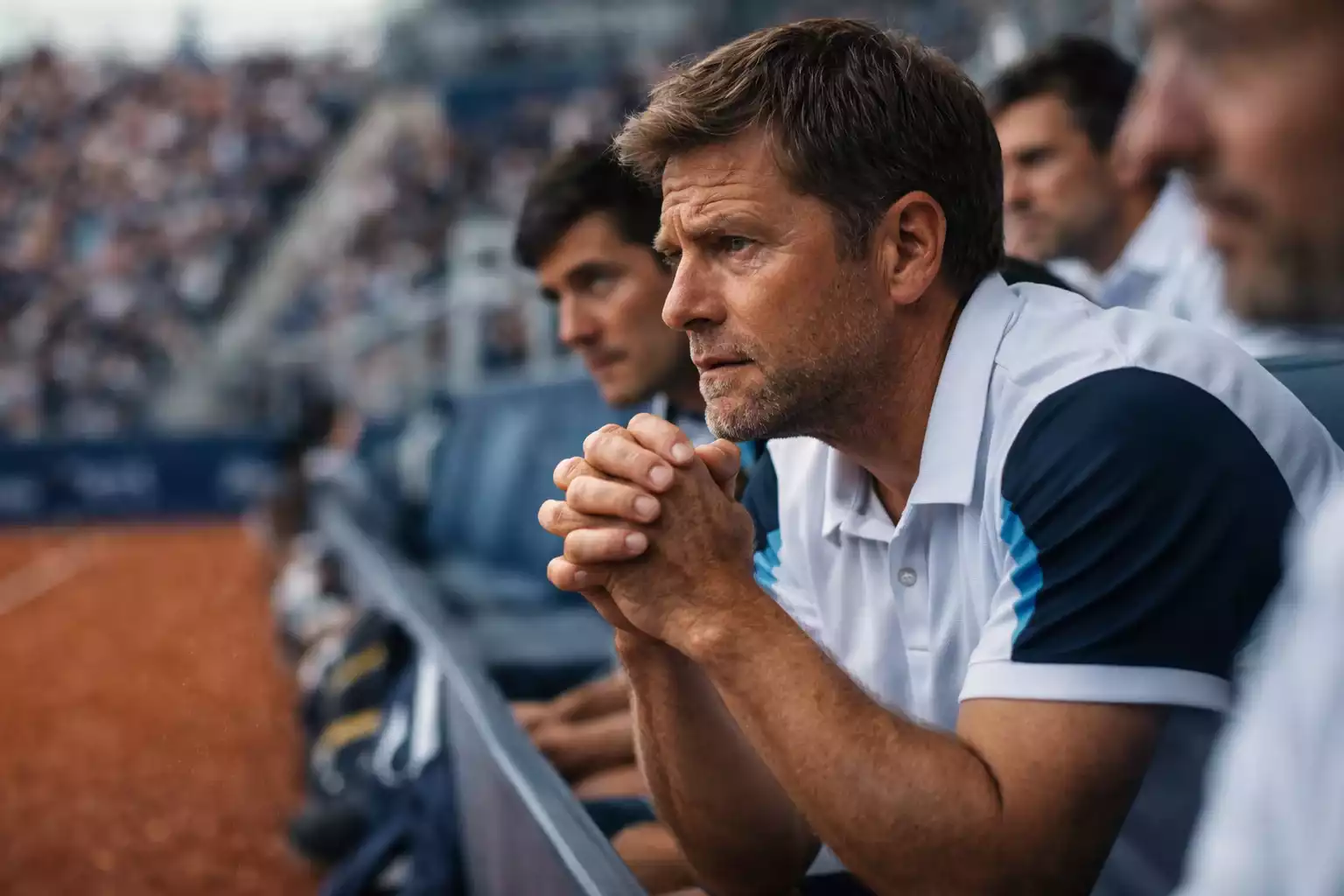 Trenérský box tenis Trenér v boxu sledující tenisový zápas s analytickým výrazem